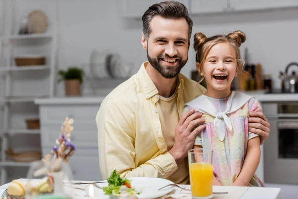 Vreugdevolle Man Knuffelen Opgewonden Dochter Terwijl Vieren Pasen Thuis — Stockfoto