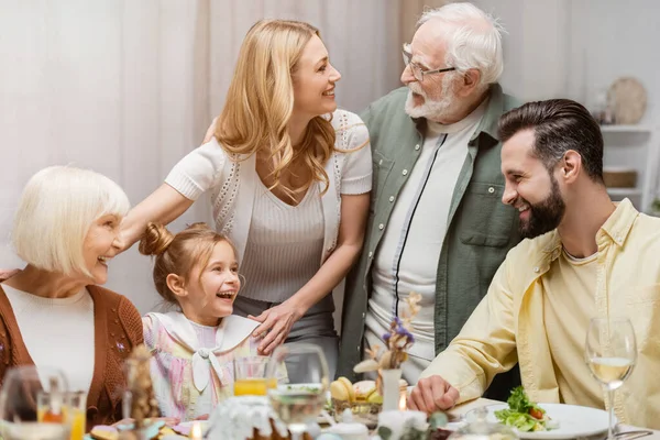Senior Man Gesprek Met Lachende Vrouw Tijdens Pasen Feest Met — Stockfoto