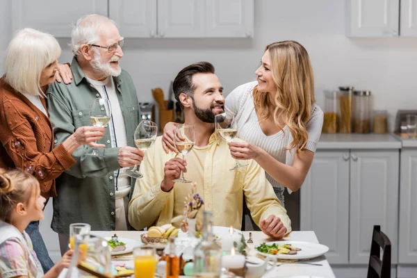 イースターのお祝いにワイングラスで乾杯する陽気な家族 — ストック写真
