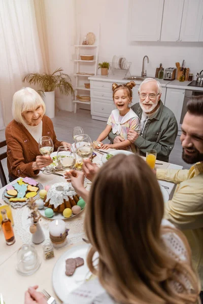 Tostadas Familiares Sonrientes Con Copas Vino Cerca Pastel Pascua Galletas —  Fotos de Stock