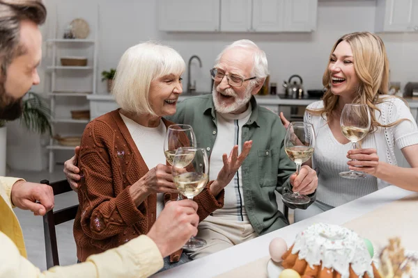 Senior Kvinna Håller Glas Vin Och Skrattar Familjemiddag — Stockfoto