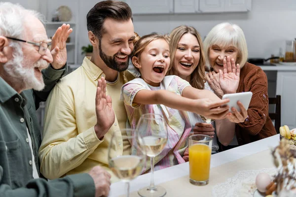Família Alegre Acenando Mãos Durante Videochamada Telefone Celular Enquanto Celebra — Fotografia de Stock
