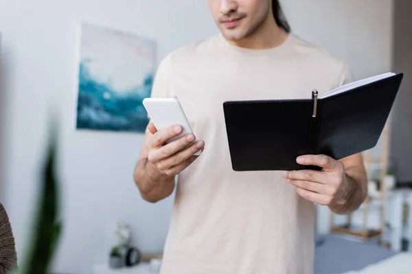 Bijgesneden Weergave Van Man Met Mobiele Telefoon Notebook Thuis — Stockfoto