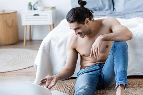 Pria Bahagia Dengan Rambut Panjang Duduk Dan Menggunakan Laptop Karpet — Stok Foto