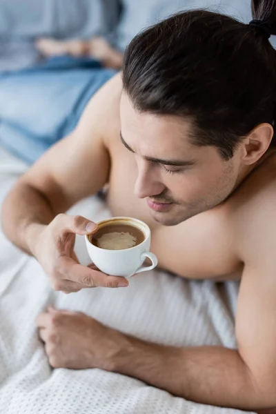 Overhead View Shirtless Man Holding Cup Coffee — Stock Photo, Image