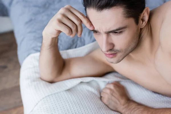 Pandangan Sudut Tinggi Dari Pria Bertelanjang Dada Berbaring Tempat Tidur — Stok Foto