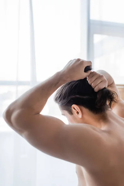 Banyoda Uzun Saçlarını Ayarlayan Kaslı Adamın Arkadan Görünüşü — Stok fotoğraf
