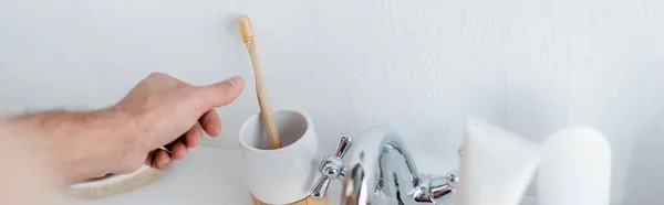 Banyoda Diş Fırçasına Uzanan Adamın Kırpılmış Görüntüsü Afiş — Stok fotoğraf