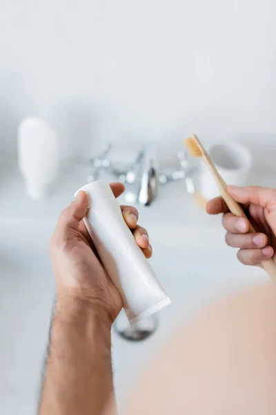 Vista Recortada Del Hombre Sosteniendo Tubo Pasta Dientes Cepillo Dientes — Foto de Stock