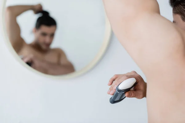 Uomo Sfocato Applicare Deodorante Bagno — Foto Stock