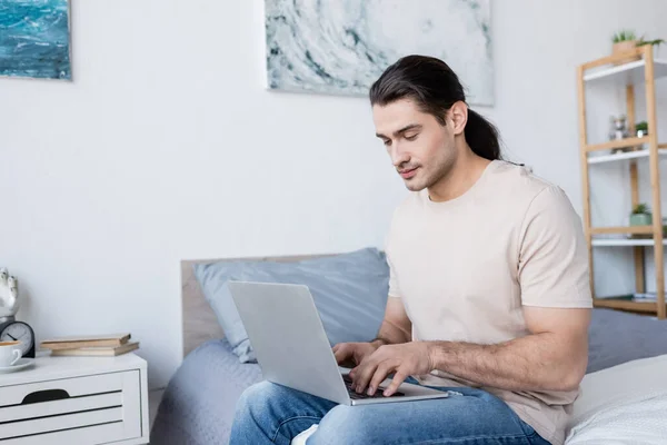 Freelancer Con Pelo Largo Sentado Cama Uso Ordenador Portátil —  Fotos de Stock