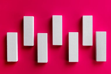 Pembe arkaplandaki beyaz dikdörtgen blokların üst görünümü