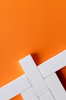 Turuncu arkaplandaki beyaz dörtgen blokların üst görünümü