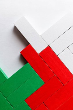 Işık arkaplanındaki yeşil, beyaz ve kırmızı blokların üst görünümü
