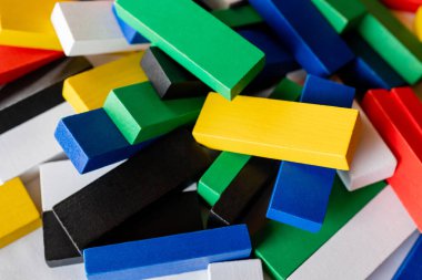 çok renkli tetragonal blokların görüntüsünü kapat