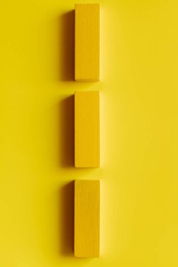 Sarı arkaplan üzerindeki dikey çizgi içindeki renkli blokların üst görünümü