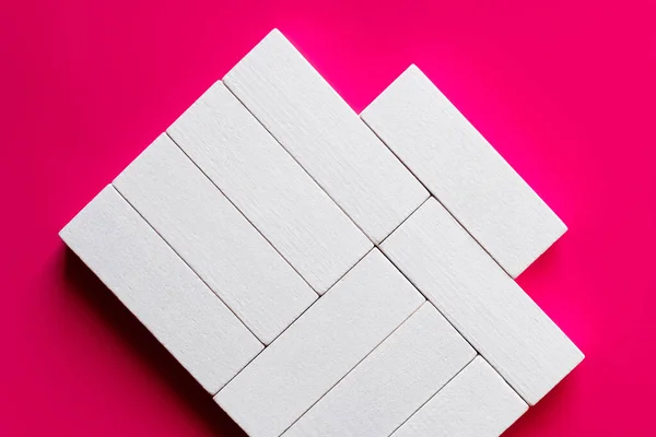 Bovenaanzicht Van Witte Rechthoekige Vorm Blokken Roze Achtergrond — Stockfoto