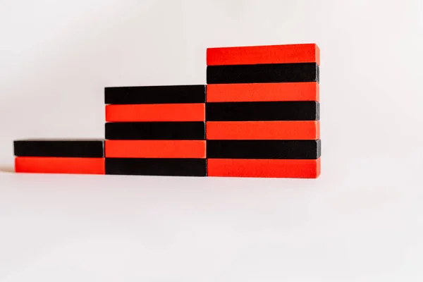 Rote Und Schwarze Blöcke Treppenform Auf Weißem Hintergrund — Stockfoto