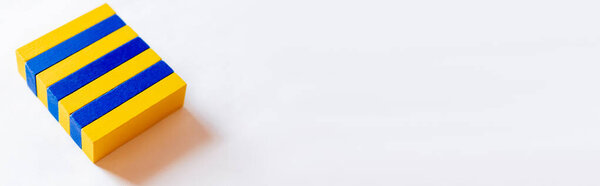 вид сверху на тетрагональный синий и желтый блоки на белом фоне, украинская концепция, баннер