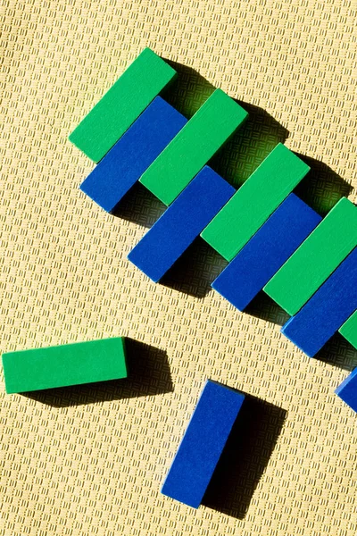 Bovenaanzicht Van Groene Blauwe Blokken Beige Getextureerd Oppervlak Met Schaduwen — Stockfoto