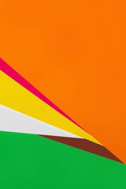 Parlak turuncu kopya alanı ve renkli çizgileri olan basit geometrik arkaplan