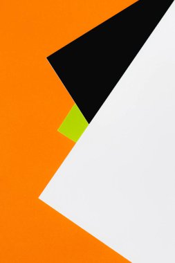 Kontrastlı çok renkli kağıt kağıtlarıyla geometrik arkaplan