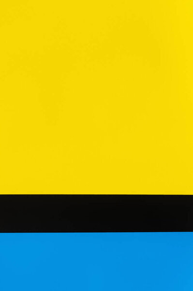 геометрический синий, черный и желтый фон с копировальным пространством