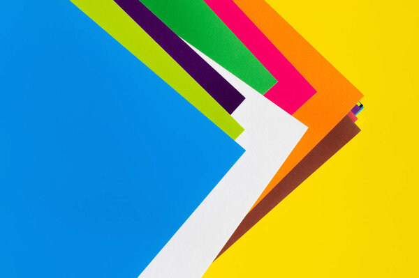 абстрактный геометрический фон с цветными бумажными листами