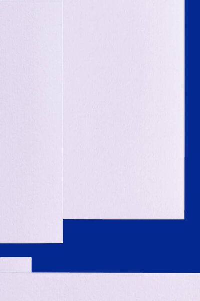 светло-фиолетовый и синий геометрический фон с копировальным пространством