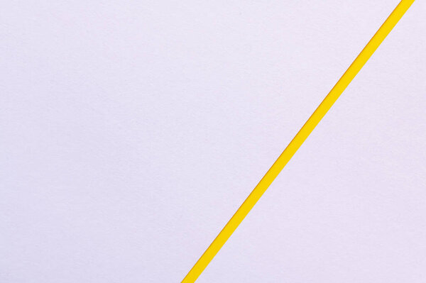 светло-фиолетовый фон с желтой полосой и копировальным пространством