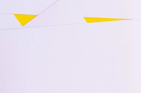 Геометричний Фон Легкими Лавандовими Паперами Яскраво Жовтими Трикутниками — стокове фото