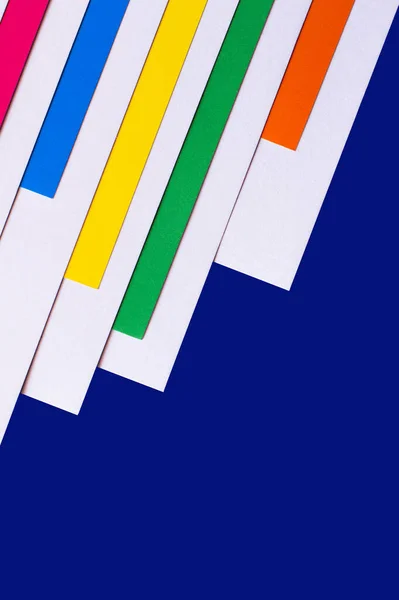 Rayas Papel Diagonales Multicolores Sobre Fondo Azul Con Espacio Copia — Foto de Stock