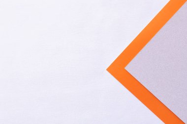 Hafif lavanta arkaplan üzerine mor ve turuncu kağıt