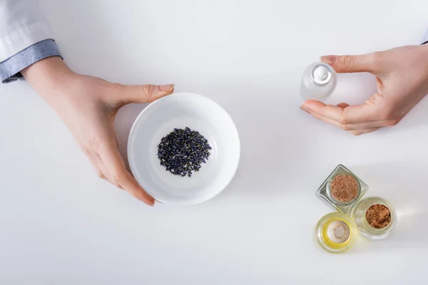 Vista Superior Mujer Sosteniendo Tazón Con Lavanda Seca Suero Mientras — Foto de Stock