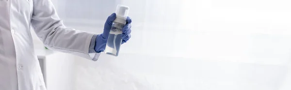 Teilansicht Laborassistentin Latex Handschuhhalterflasche Mit Kosmetikprodukt Banner — Stockfoto