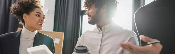 Orang Bisnis Antarras Positif Dengan Tablet Digital Dan Kopi Berbicara — Stok Foto