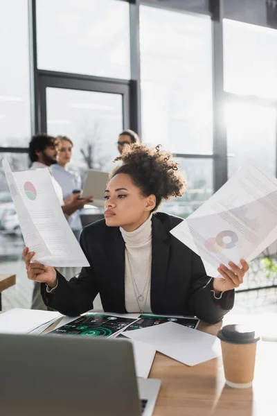 Empresaria Afroamericana Sosteniendo Papeles Con Cartas Cerca Laptop Café Oficina — Foto de Stock