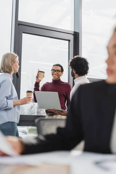 Alegre Hombre Negocios Afroamericano Sosteniendo Café Para Cerca Colegas Interracial —  Fotos de Stock