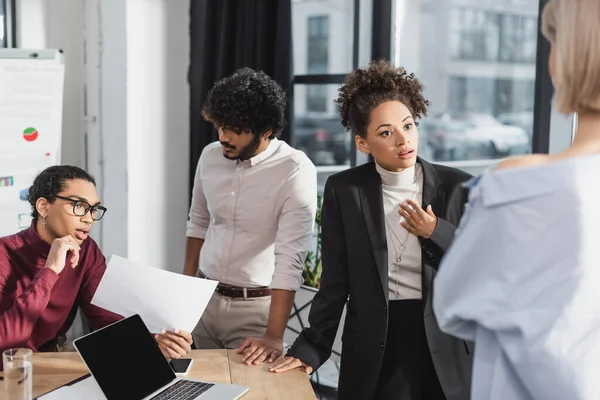 Empresaria Afroamericana Hablando Con Colega Borroso Cerca Dispositivos Empresarios Interracial — Foto de Stock