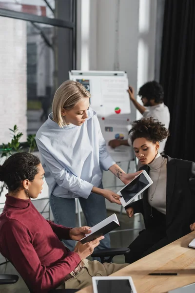 Affärskvinna Håller Digital Tablett Nära Afrikanska Amerikanska Kollegor Med Bärbar — Stockfoto