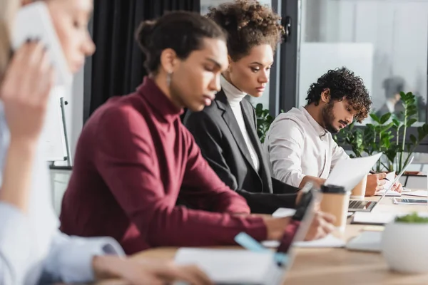 Indischer Geschäftsmann Schaut Auf Notizbuch Der Nähe Von Laptop Und — Stockfoto