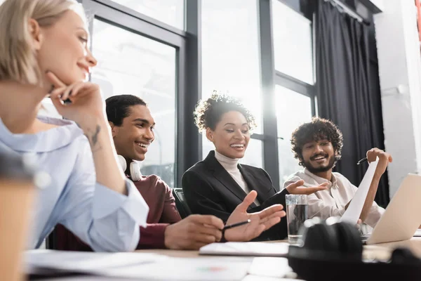 Positive Multiethnische Geschäftsleute Die Während Ihrer Arbeit Büro Dokumente Betrachten — Stockfoto