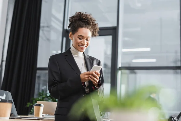 Vidám Afro Amerikai Üzletasszony Használja Mobiltelefon Irodában — Stock Fotó