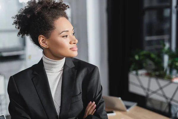 Mujer Negocios Afroamericana Ropa Formal Mirando Hacia Otro Lado Cargo — Foto de Stock