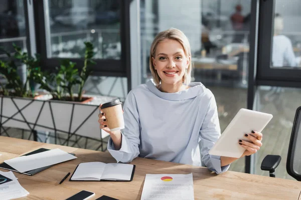 Wanita Pebisnis Tersenyum Memegang Tablet Digital Dan Kopi Untuk Pergi — Stok Foto