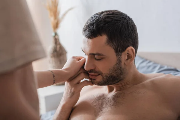 Blurred Tattooed Woman Touching Shirtless Boyfriend Bed — Stock Photo, Image