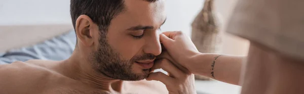 Tattooed Woman Touching Shirtless Boyfriend Closed Eyes Bed Banner — Stock Photo, Image