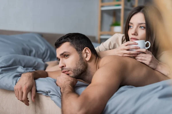 Gömleksiz Bir Adam Kız Arkadaşının Yanında Uzanıyor Evde Yatağında Bir — Stok fotoğraf