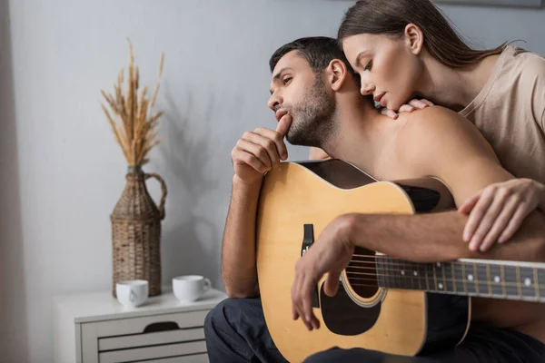 Shirtless Man Holding Acoustic Guitar Girlfriend Home — Stock Photo, Image
