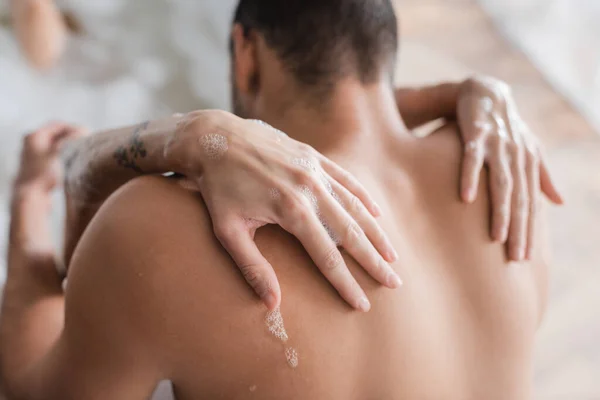 Evde Banyo Yaparken Kaslı Erkek Arkadaşının Sırtını Elleyen Bir Kadın — Stok fotoğraf